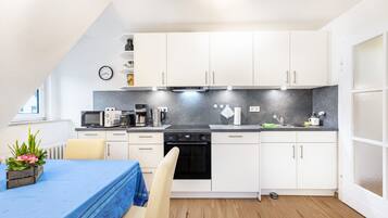 Kühlschrank, Mikrowelle, Ofen, Herdplatte