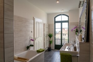 Dusj, hårføner og håndklær