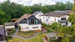Un quartiere residenziale con case, piscina e giardino.