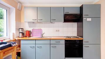 Kühlschrank, Ofen, Herdplatte, Wasserkocher mit Kaffee-/Teezubehör