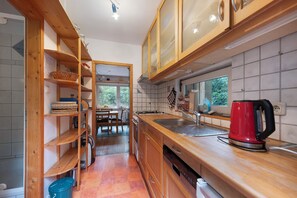 Fridge, oven, stovetop, dishwasher - Holiday Home 'Ferienhaus Am Brandorffsee' with Lake View, Private Terrace and Private Garden (Wiefelstede)