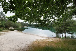 Una spiaggia nelle vicinanze