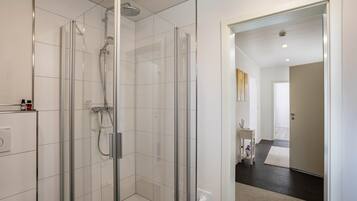 Dusche, kostenlose Toilettenartikel, Haartrockner, Handtücher