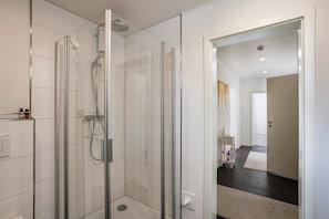 Een douche, gratis toiletartikelen, een haardroger, handdoeken