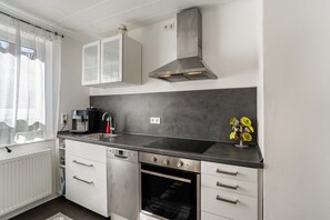 Refrigerador, microondas, horno, placa de cocina