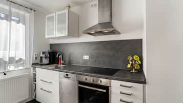 Kühlschrank, Mikrowelle, Ofen, Herdplatte