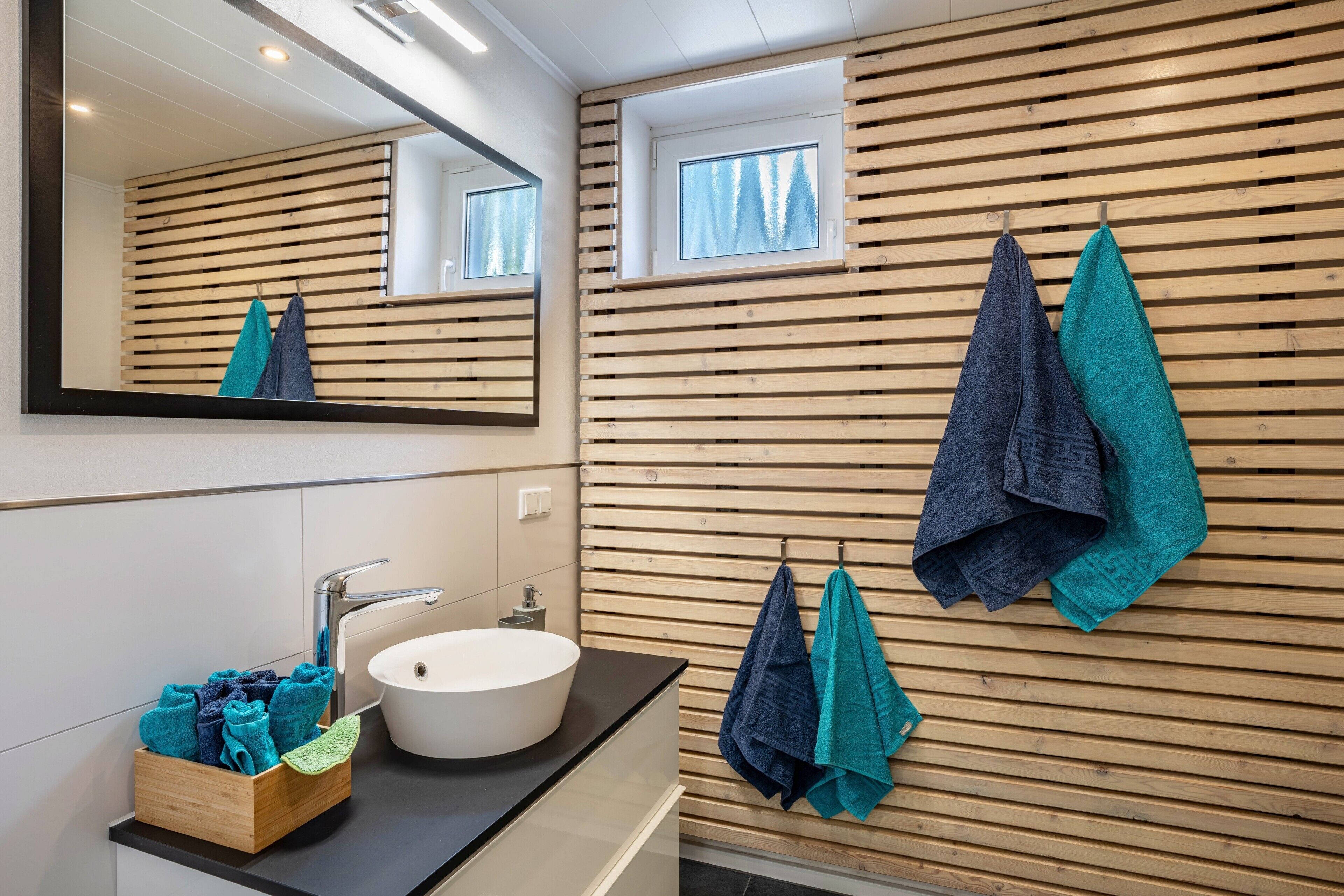 Regadera, amenidades de baño gratuitas, secadora de cabello, toallas 