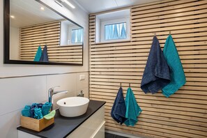 Regadera, amenidades de baño gratuitas, secadora de cabello, toallas 