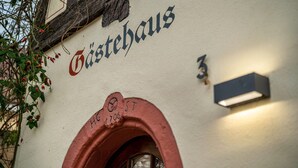 Een gevel met de tekst 'Gastehaus' en een deur met de aanduiding '706 St.'