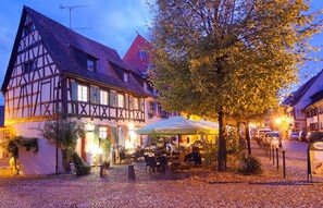 Outdoor dining - Rosé, Superior Apartment 40 sqm, 2 guests, balcony, optional breakfast, 3D tour on website (Vogtsburg)