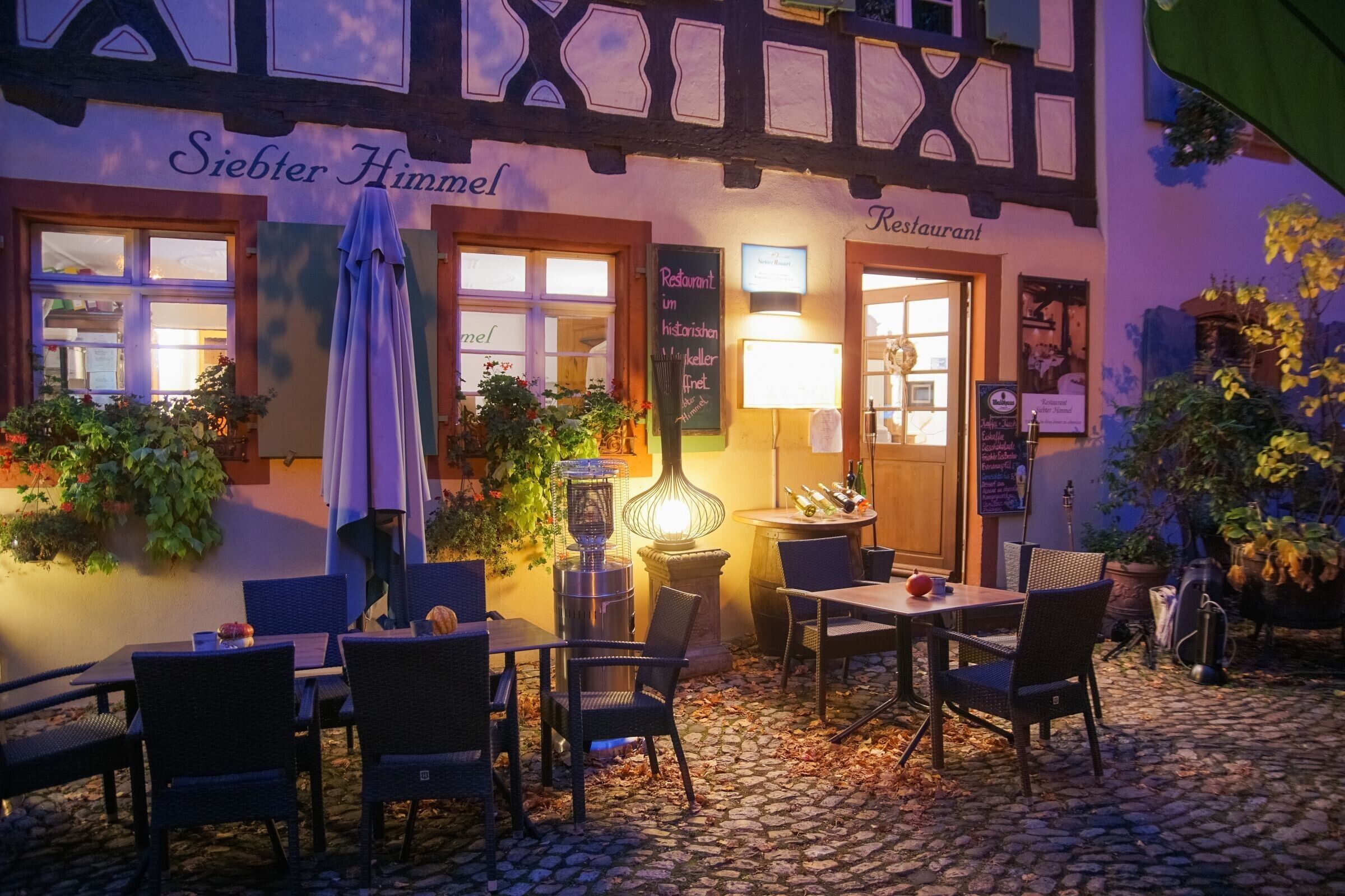 A traditional European-style building with a sign reading 'Siebter Himmel Restaurant.'