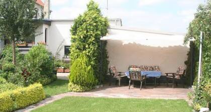 Ferienwohnung 'Für 3' mit gemeinsamer Terrasse, privatem Garten und WLAN nicht für Monteure