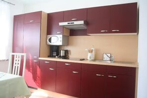 Frigorífico, microondas, placa de cocina y cafetera o tetera