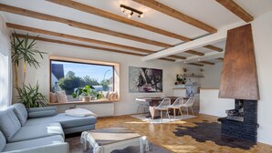 Ein modernes Wohnzimmer mit einer Couch, einem Couchtisch und einem Kamin.