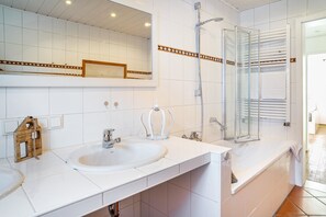 Ducha, artículos de higiene personal gratuitos y secador de pelo