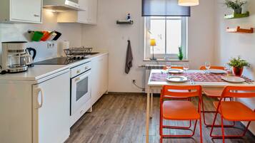 Fridge, oven, stovetop, coffee/tea maker