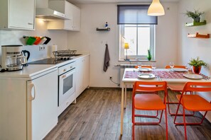 Fridge, oven, stovetop, coffee/tea maker