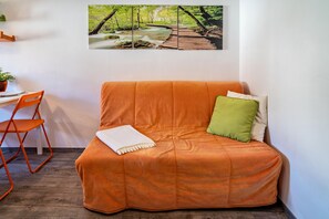 TV - Holiday Apartment "4" with Mountain View, Shared Garden & Wi-Fi (Wallhausen)