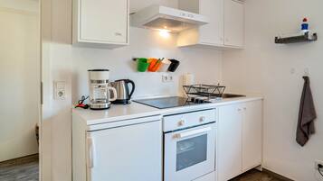 Fridge, oven, stovetop, coffee/tea maker