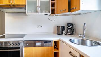 Fridge, oven, stovetop, dishwasher