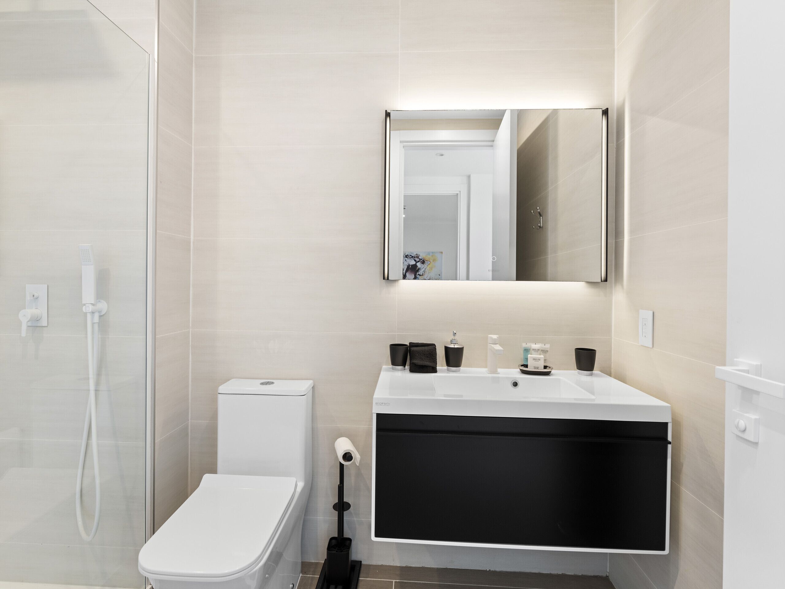 Un baño moderno con inodoro, bidé y ducha.