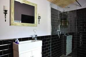 Douche, articles de toilette gratuits, sèche-cheveux