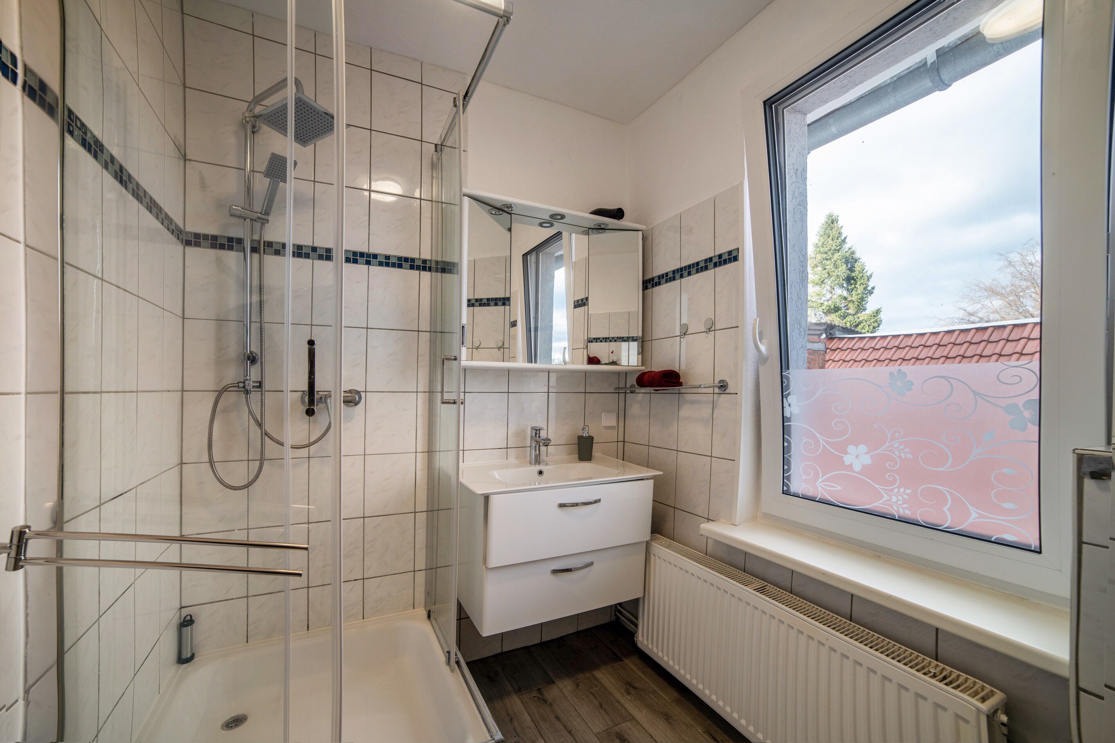 Shower, hair dryer, towels