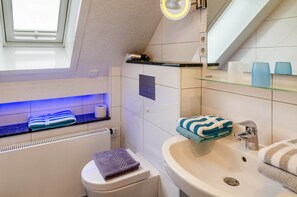 Douche, articles de toilette gratuits, sèche-cheveux