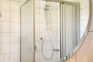 Douche, séchoir à cheveux, serviettes fournies