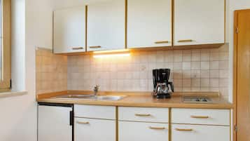 Frigorifero, piano cottura, macchina per tè/caffè, tostapane