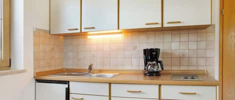 Refrigerador, parrilla de estufa, cafetera y tetera y tostadora