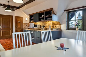 Kühlschrank, Mikrowelle, Ofen, Herdplatte