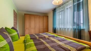 2 bedrooms, iron/ironing board, free WiFi, bed sheets