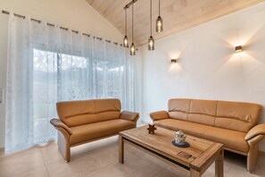 Televisio, takka, pöytätennispöytä