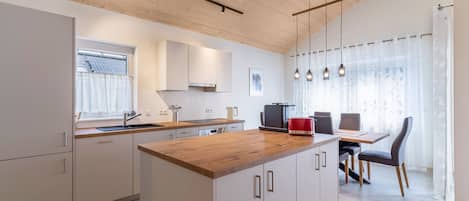 Frigorifero, forno, piano cottura, lavastoviglie