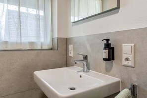 Regadera, secadora de cabello, toallas 