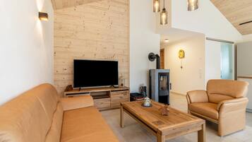 Televisión, chimenea y tenis de mesa