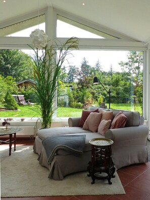 TV - Apartment 'Antikhuus' with Private Terrace, Private Garden and Wi-Fi (Lütjenholm)