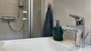 Douche, sĂšche-cheveux, serviettes fournies