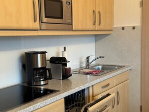 Fridge, microwave, stovetop, dishwasher - Apartment 'Holiday Residenz Alter Leuchtturm' with Balcony and Wi-Fi (Borkum)