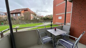 Outdoor dining - Apartment 'Holiday Residenz Alter Leuchtturm' with Balcony and Wi-Fi (Borkum)