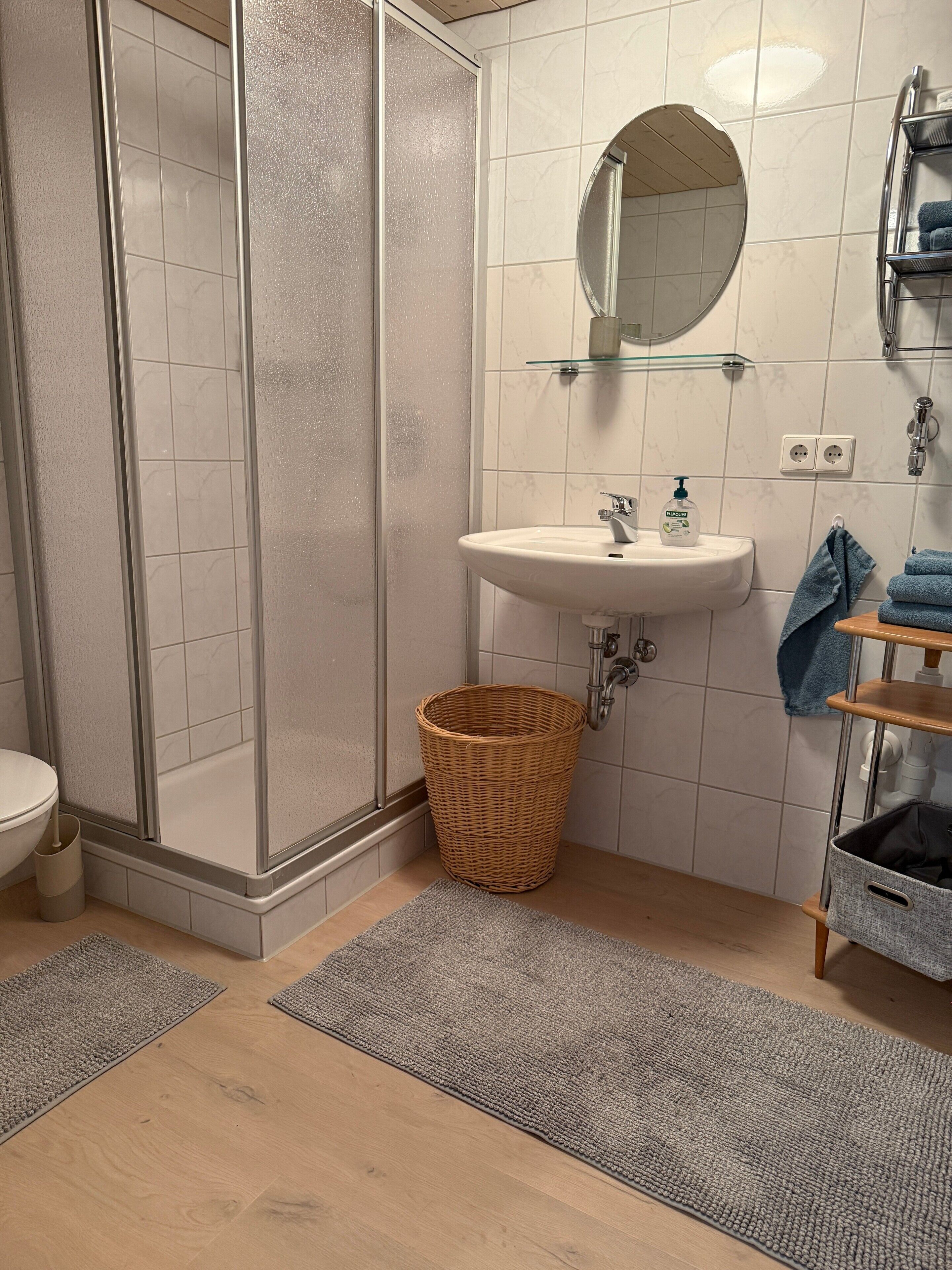Een douche, een haardroger, handdoeken