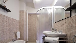 A bathroom with a shower, two sinks, and a mirror. - Mina 1 in Gabicce Mare (Cattolica)