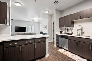 Fridge, microwave, oven, stovetop - 6 Miles From Banner thunderbird w/ Pool and Gym (Phoenix)