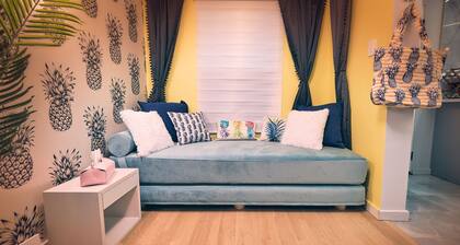 Locally Famous, Chic, Upscale + Parking + Backyard