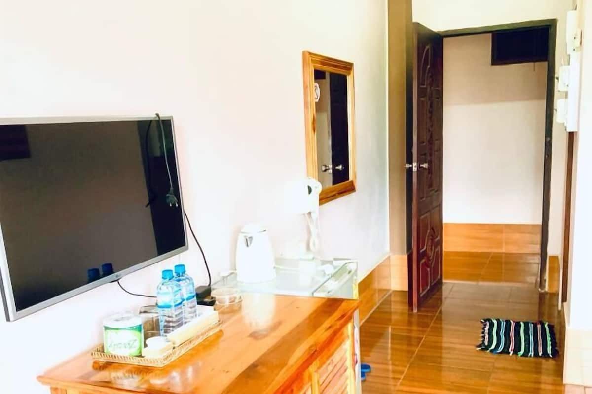 Desk, soundproofing, free WiFi, bed sheets