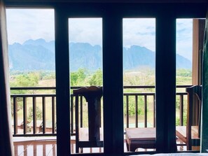 Escritorio, insonorización, wifi gratis y ropa de cama