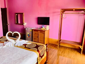 مكتب وتجهيزات عازلة للصوت وواي فاي مجانًا وملاءات أسرّة