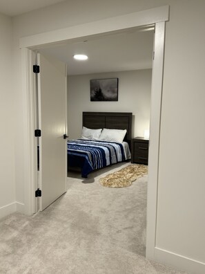3 habitaciones, escritorio, tabla de planchar con plancha y wifi