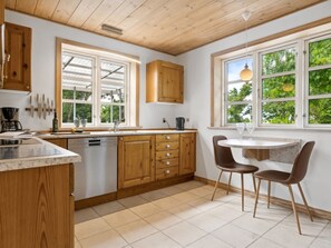 Kühlschrank, Mikrowelle, Geschirrspüler, Hochstuhl